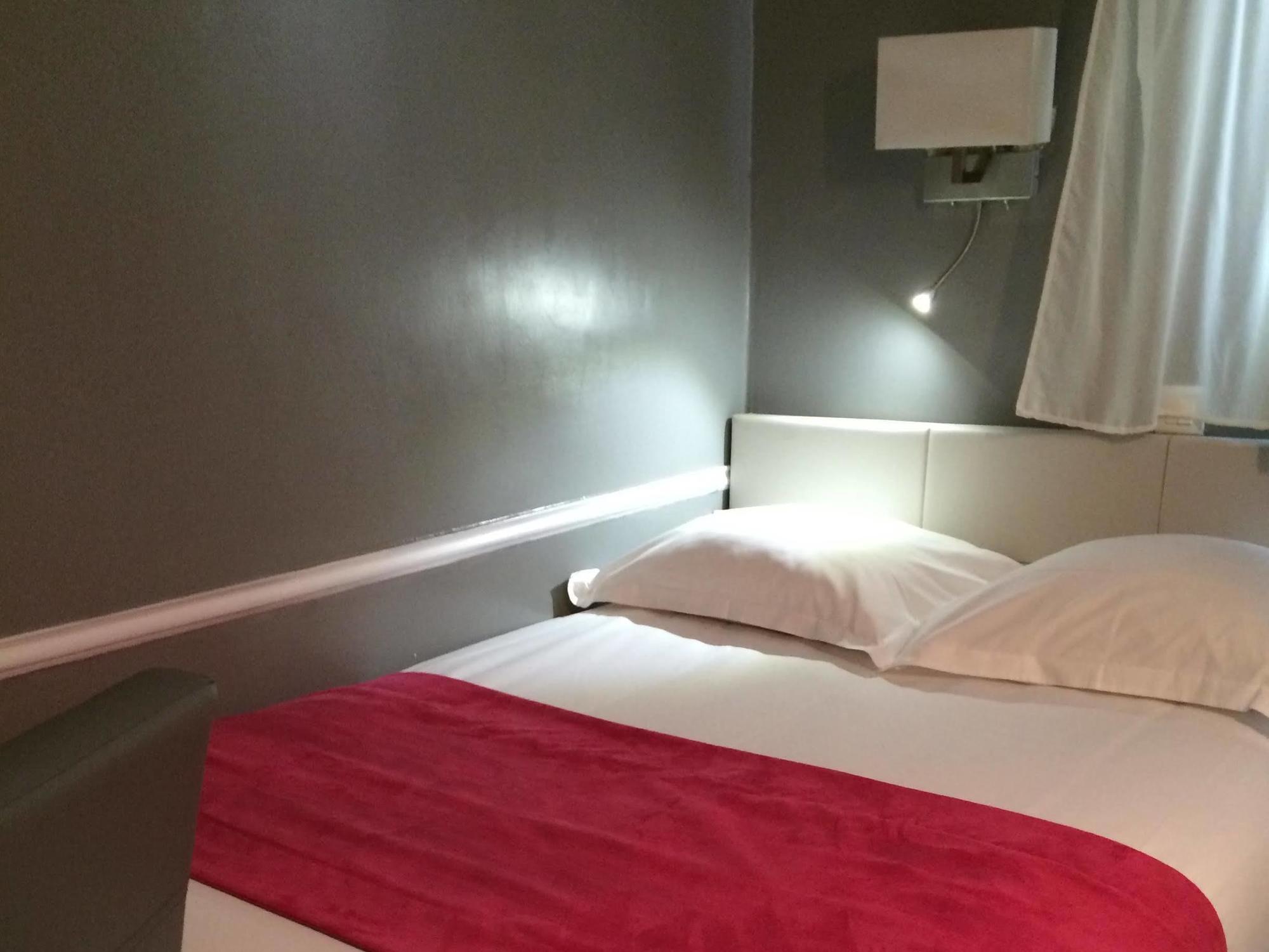 Avama Prony Hotel París